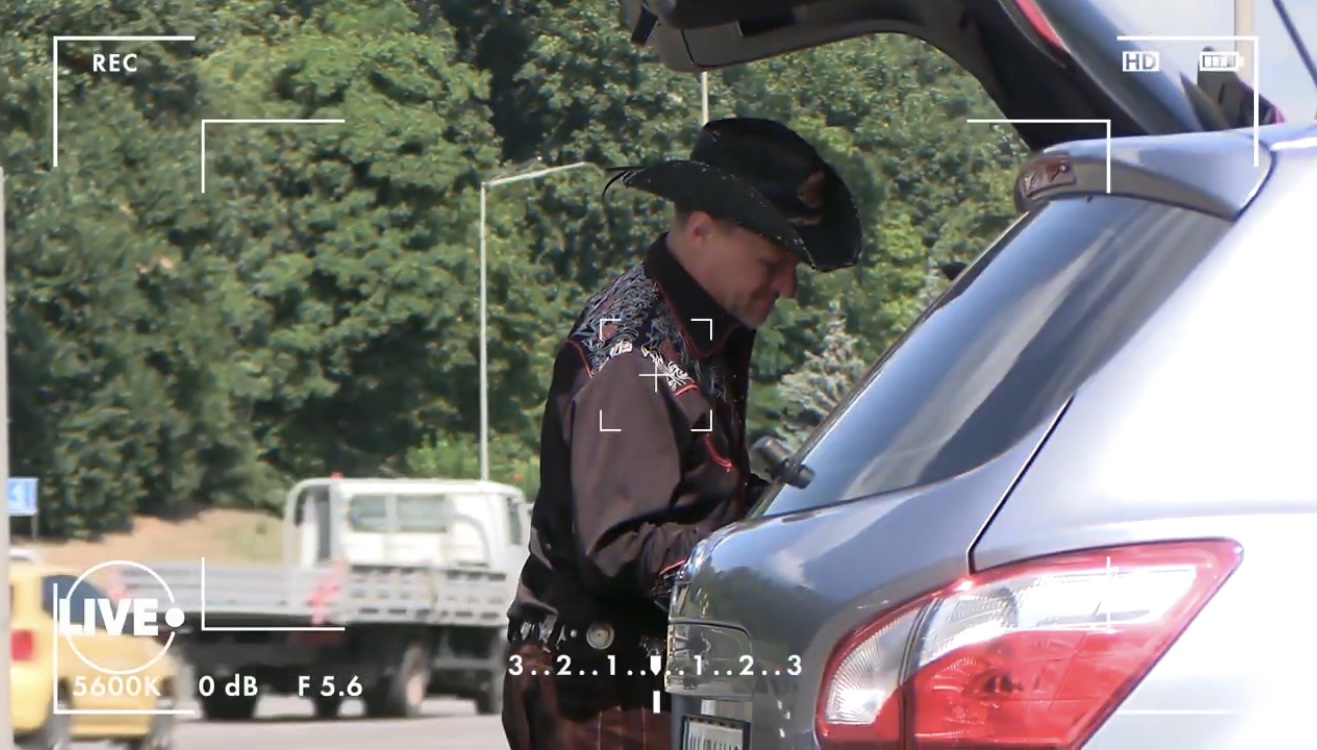 Потап на джипе за 3 миллиона: журналисты показали дорогущие авто украинских звезд